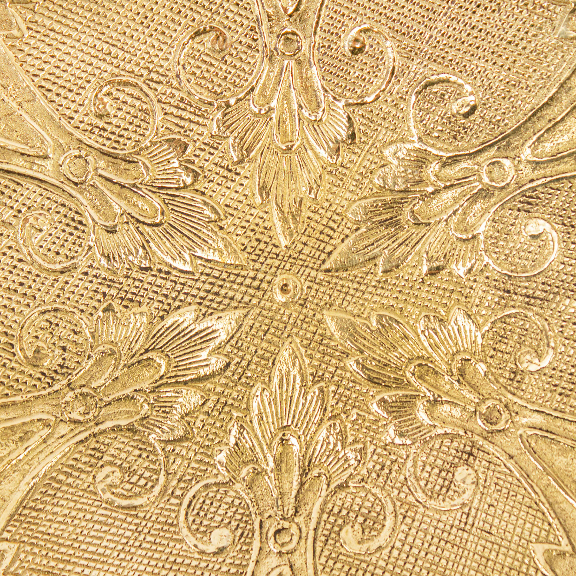 حامل تقديم من النحاس بنقش أزهار معقد بأناقة