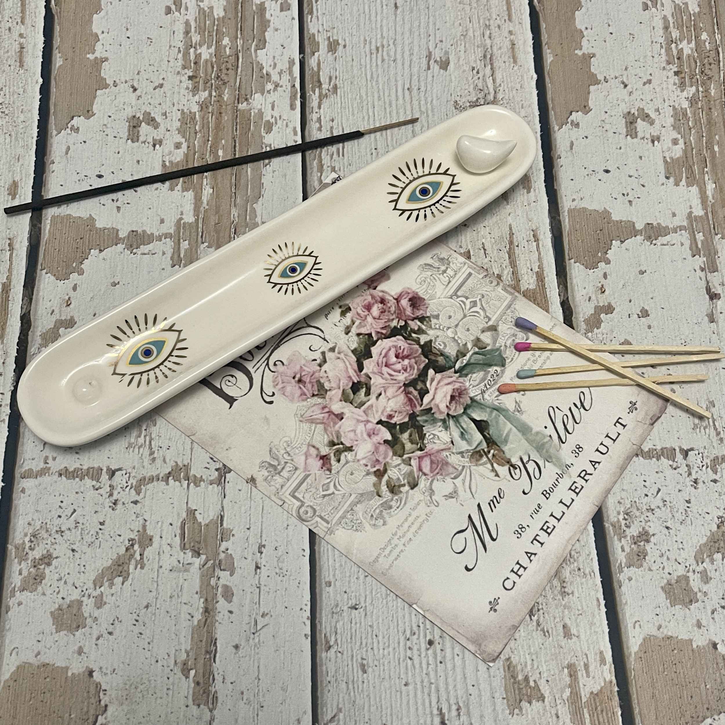 حامل بخور سيراميكي مصنوع يدويًا – تصميم عيون حاسدة