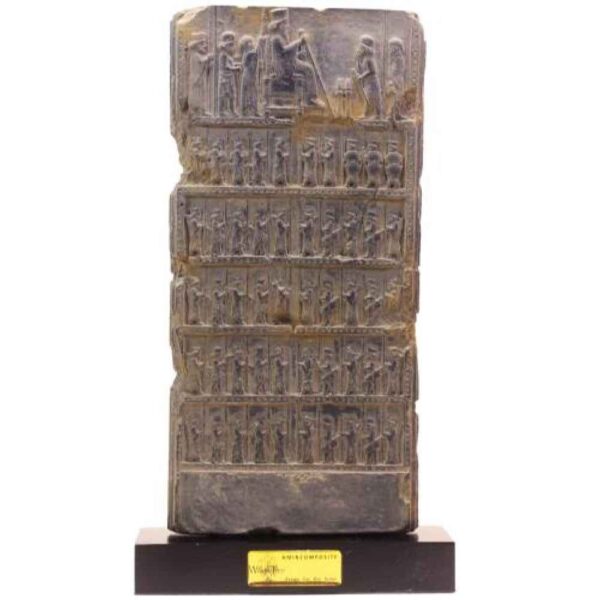 نسخة مقلدة لنقش داريوش على العرش مستوحاة من الإيرانيين القدماء