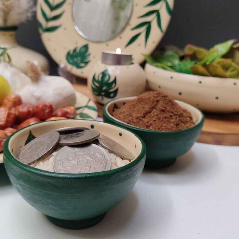 مجموعة أنيقة من أطباق السبعة مع مرآة مناسبة لنوروز