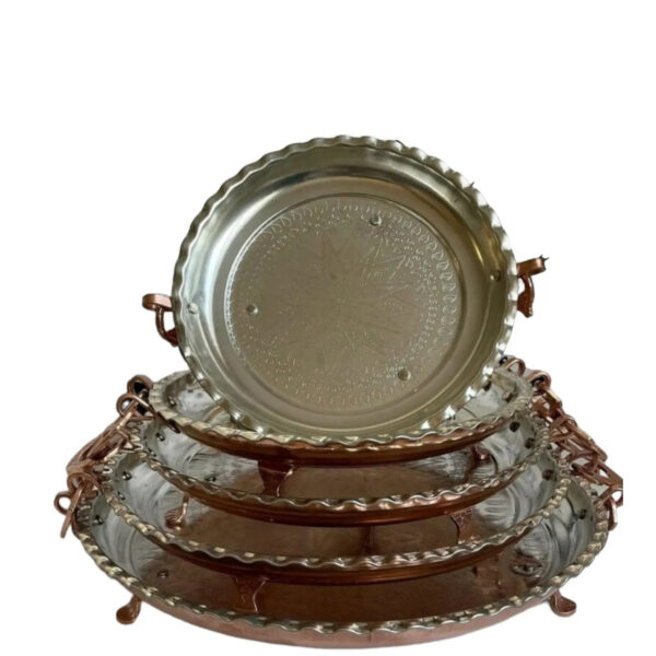 طبق تقديم نحاسية إيرانية محفورة بقاعدة