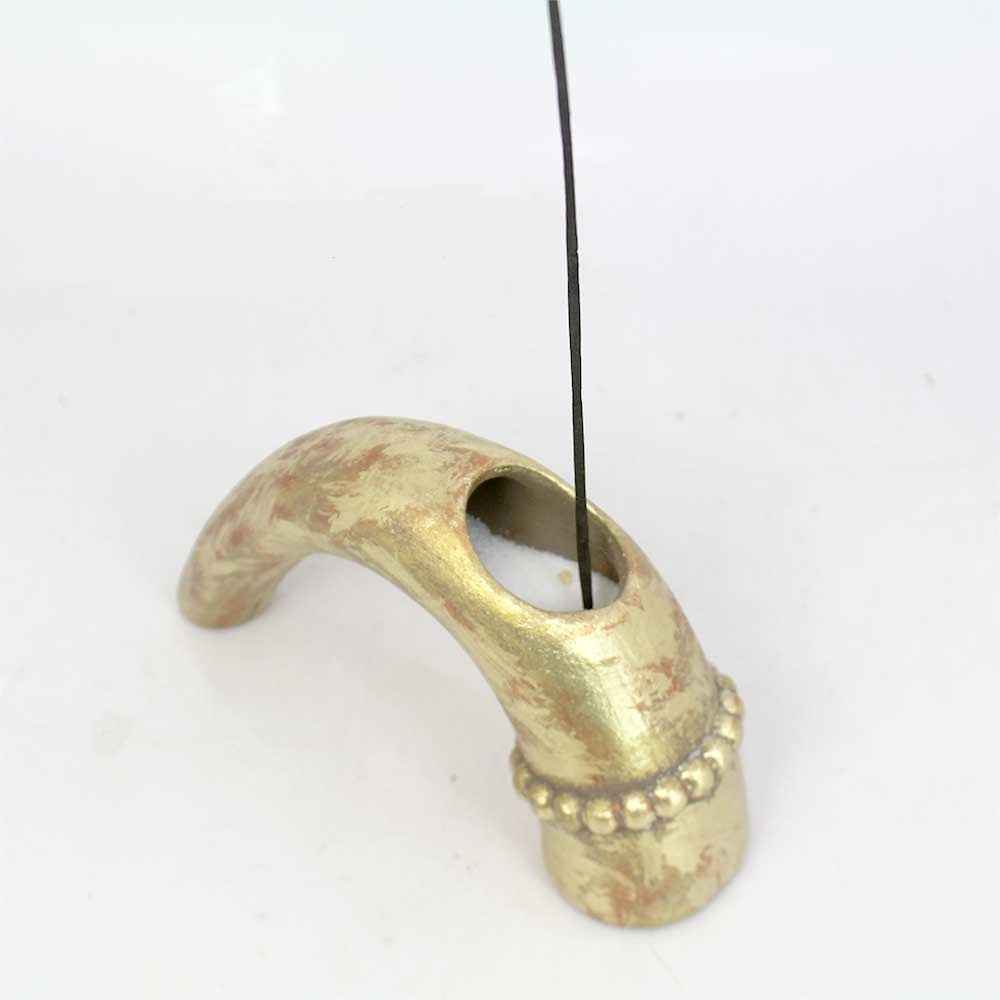 تمثال بخور فخاري مصنوع يدويًا – تصميم قرون