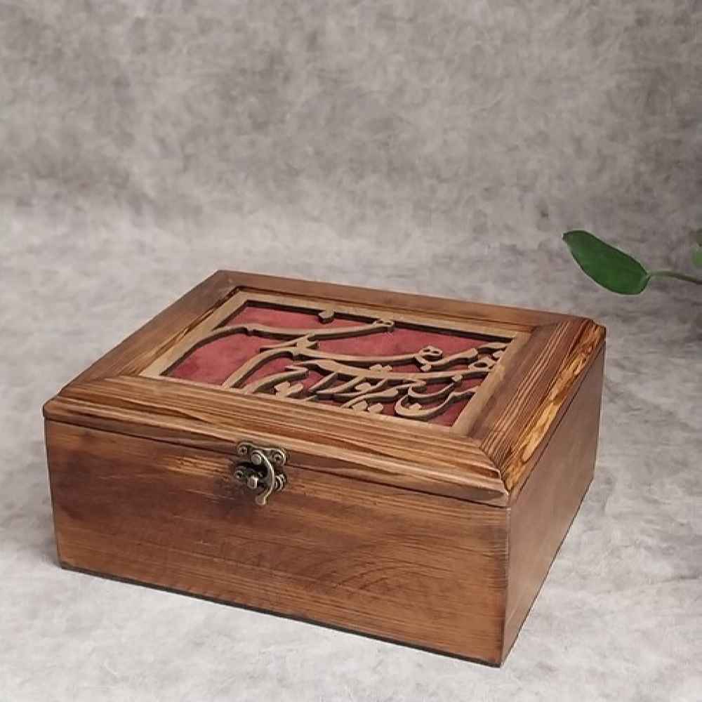 صندوق مجوهرات مصمم بأناقة من الخشب الطبيعي