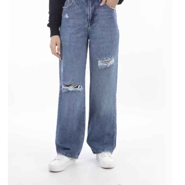 جينز فضفاض بقصة مريحة بتصميم ممزق لأسلوب غير رسمي