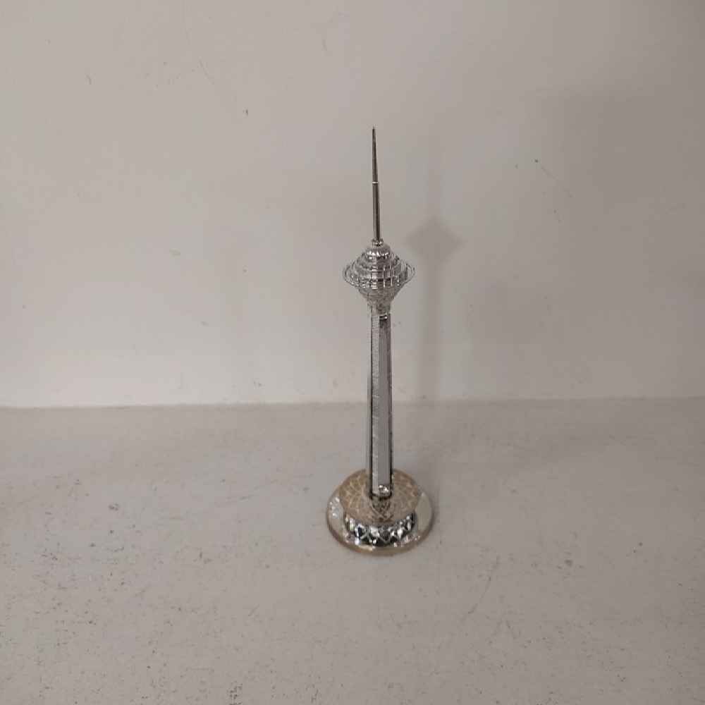 تمثال برج ميلاد المصنوع من الراتنج