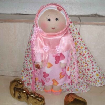 دمية قماشية يدوية بحجاب مسلم – مثالية للأطفال | لعبة إسلامية تقليدية