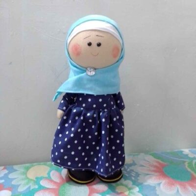 دمية قماشية بحجاب مسلم فاطمة – هدية إسلامية مثالية | يدوية وساحرة