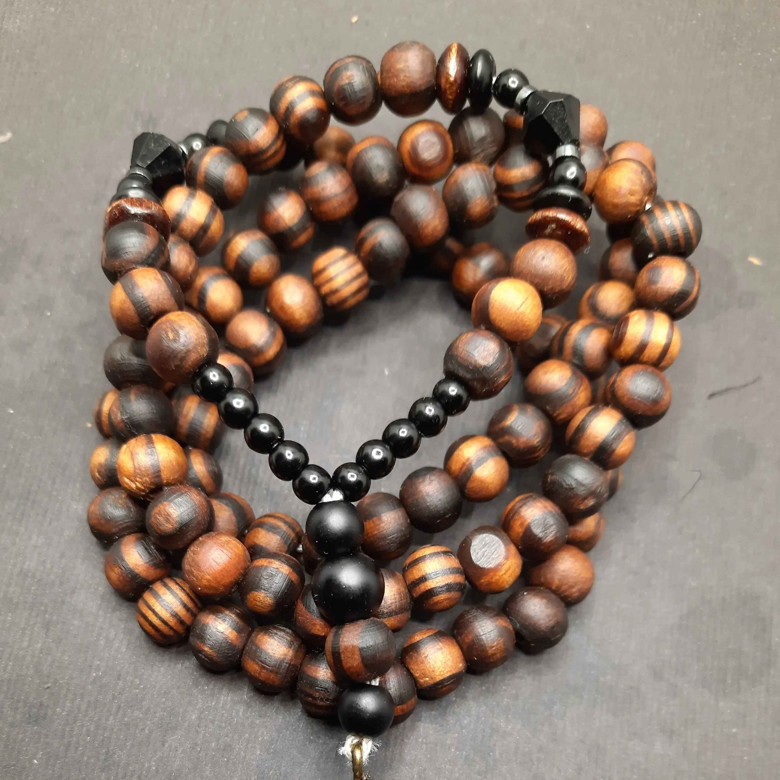 قلادة خشبية إسلامية مع تعليقة محفورة يدويًا باسم الله