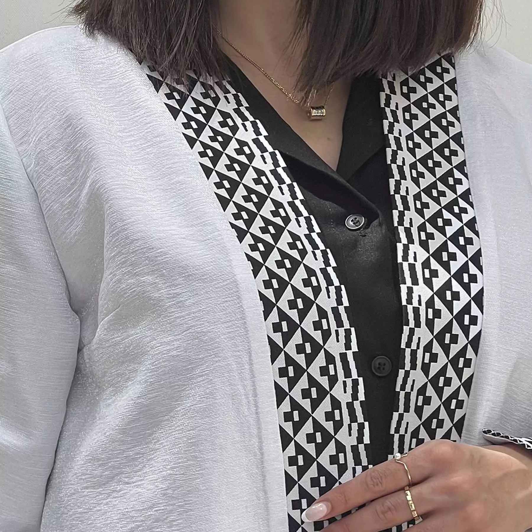 مانتو إيراني باللونين الأسود والأبيض مع جيوب أمامية للنساء