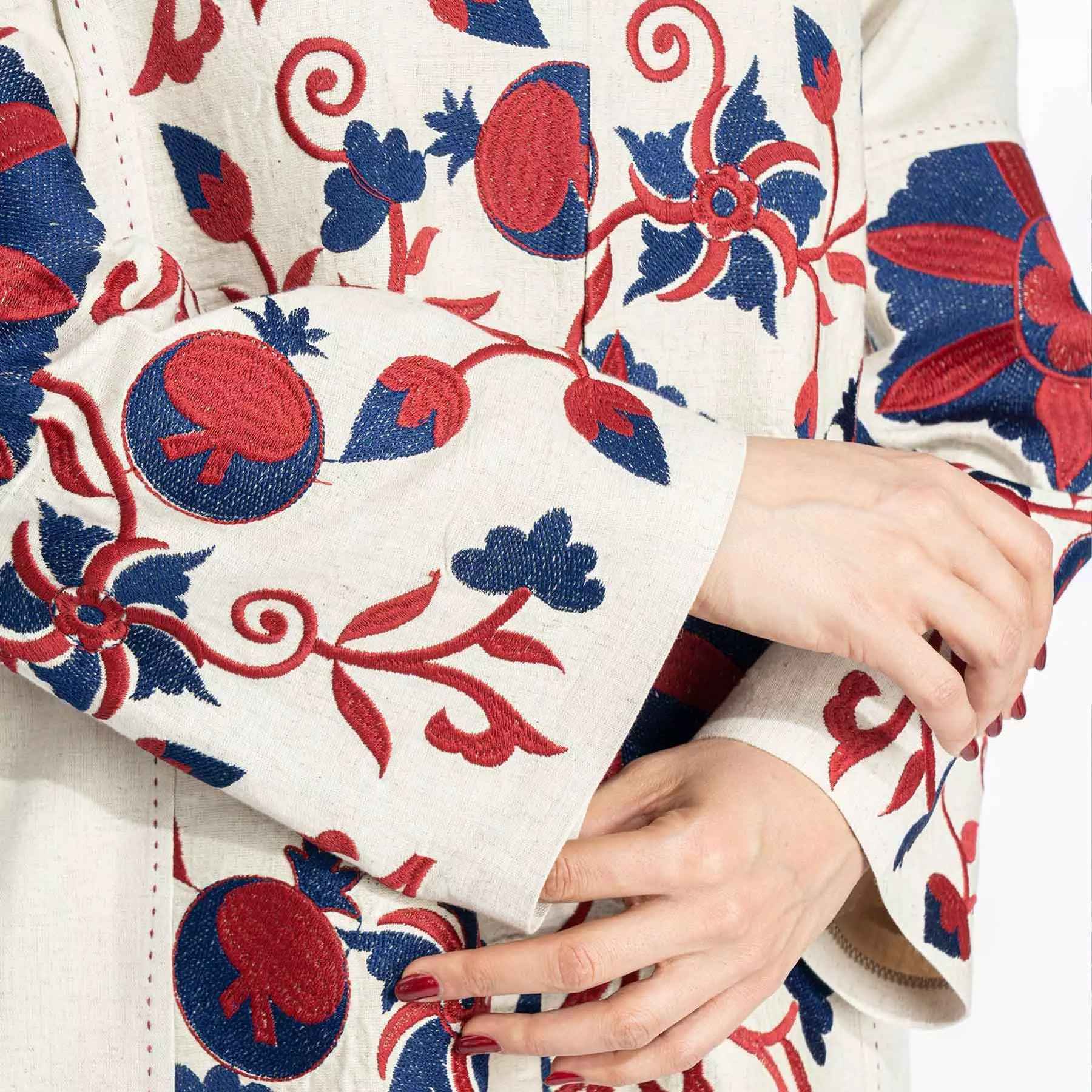 مانتو إيراني بتصميم تقليدي بالكريم والأحمر للنساء