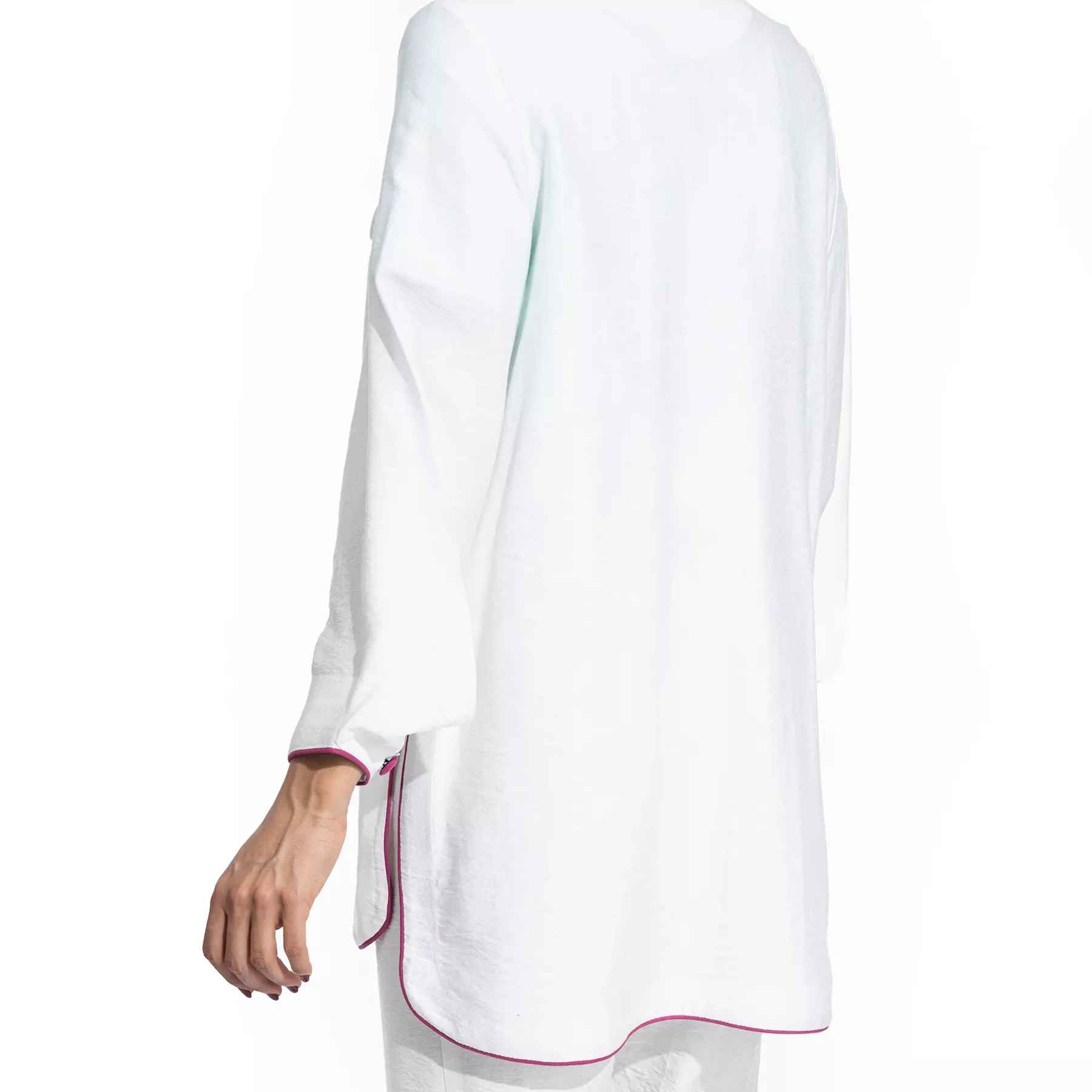 مانتو إيراني بتطريز زهور للنساء باللون الأبيض