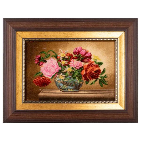 سجادة إيرانية تصويرية محبوكة يدويًا تصور زهور في مزهرية