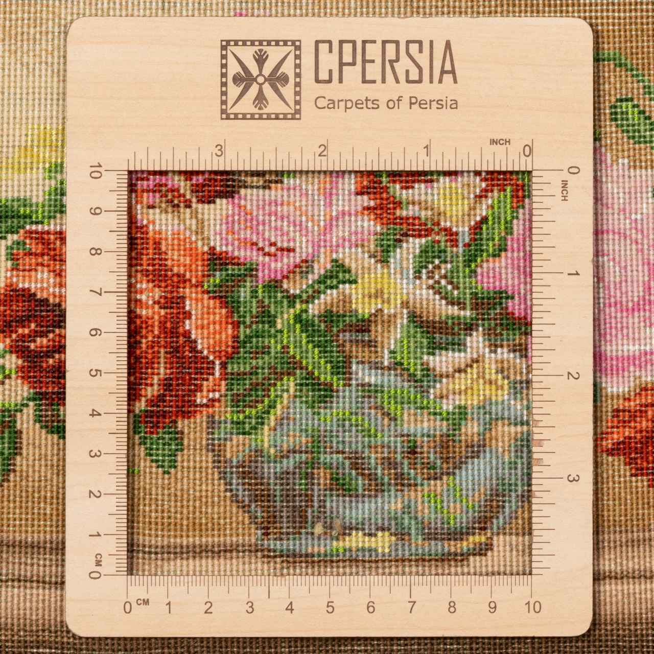 سجادة إيرانية تصويرية محبوكة يدويًا تصور زهور في مزهرية