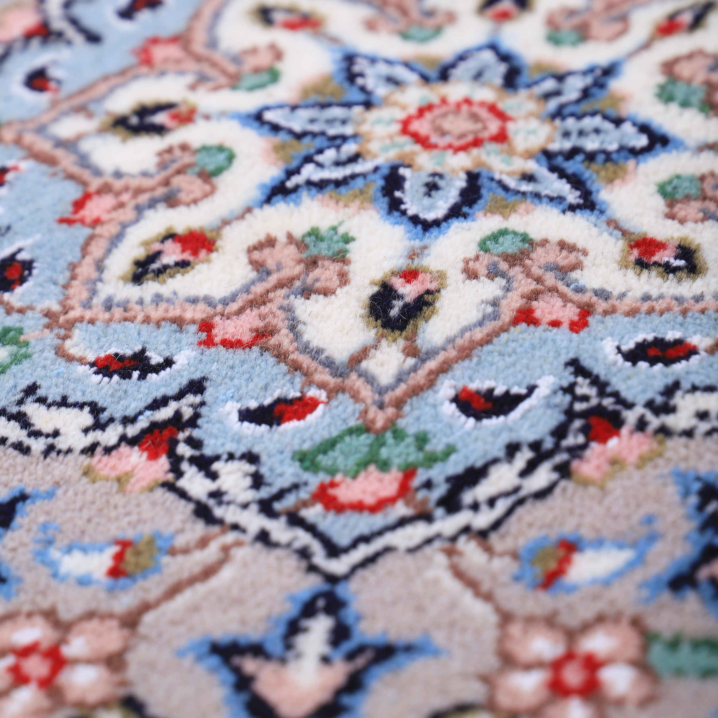 سجادة صوف إيرانية معقودة يدويًا بنمط ميدالية باللون الكريمي – أردكان