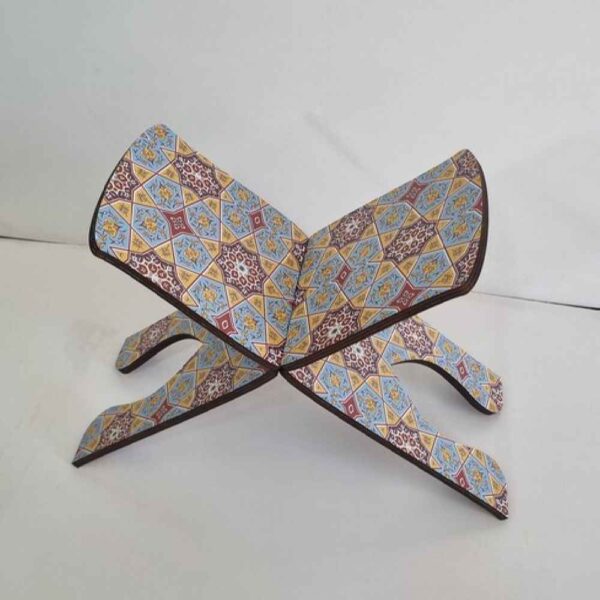 رَحْل خشبي قابل للطي للقرآن بنقشة هندسية إسلامية