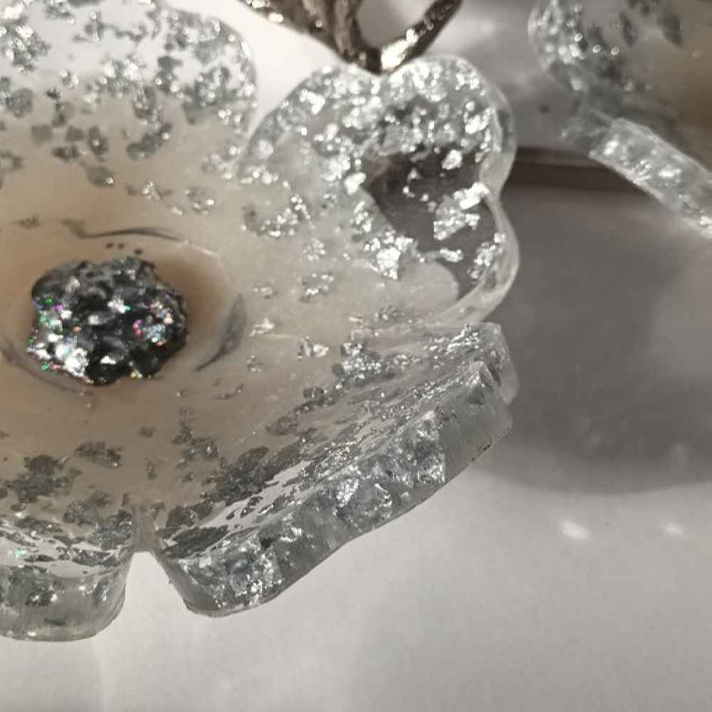 طبق تقديم من الراتنج للمكسرات والحلويات بتصميم الزهور