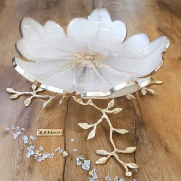 طبق تقديم من الراتنج بقاعدة بتصميم أوراق الشجر من النحاس