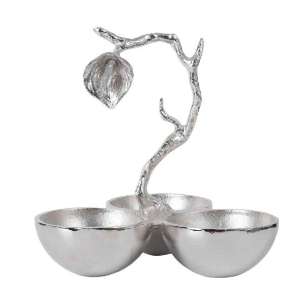 طبق تقديم للمقبلات والمكسرات بتصميم أوراق الشجر