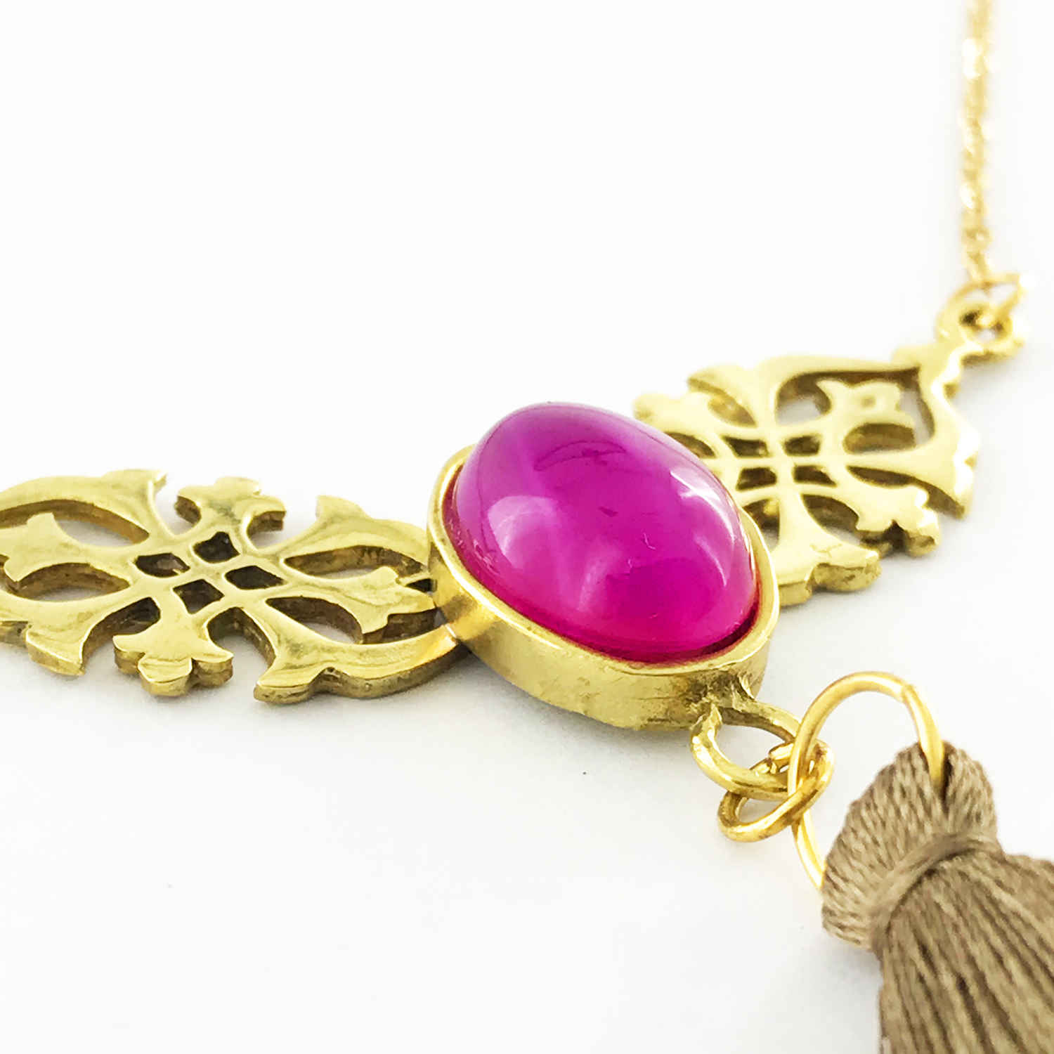 قلادة فولاذية بتصميم تقليدي إيراني للنساء