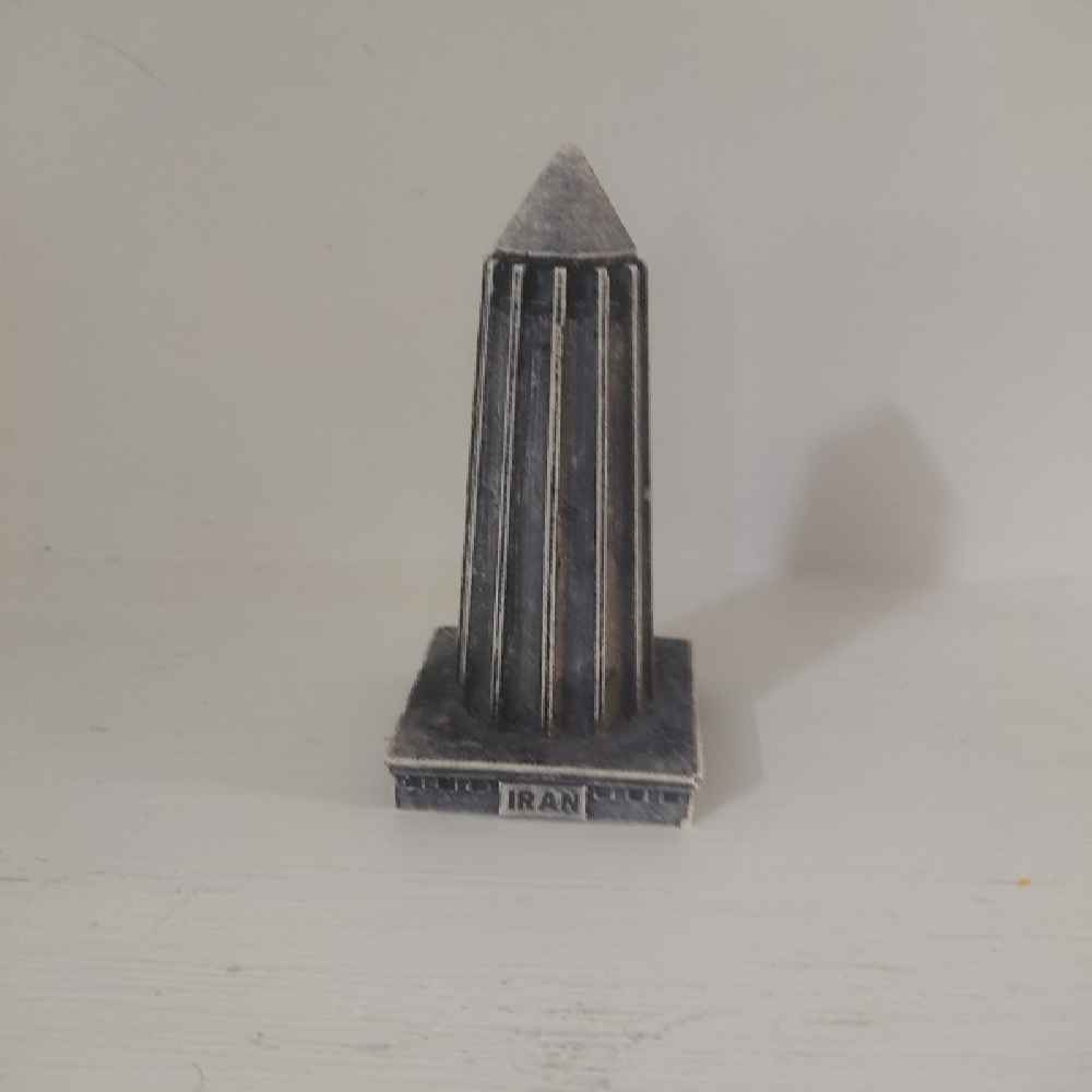 تمثال ضريح أبو علي سينا المصنوع من الحجر والراتنج