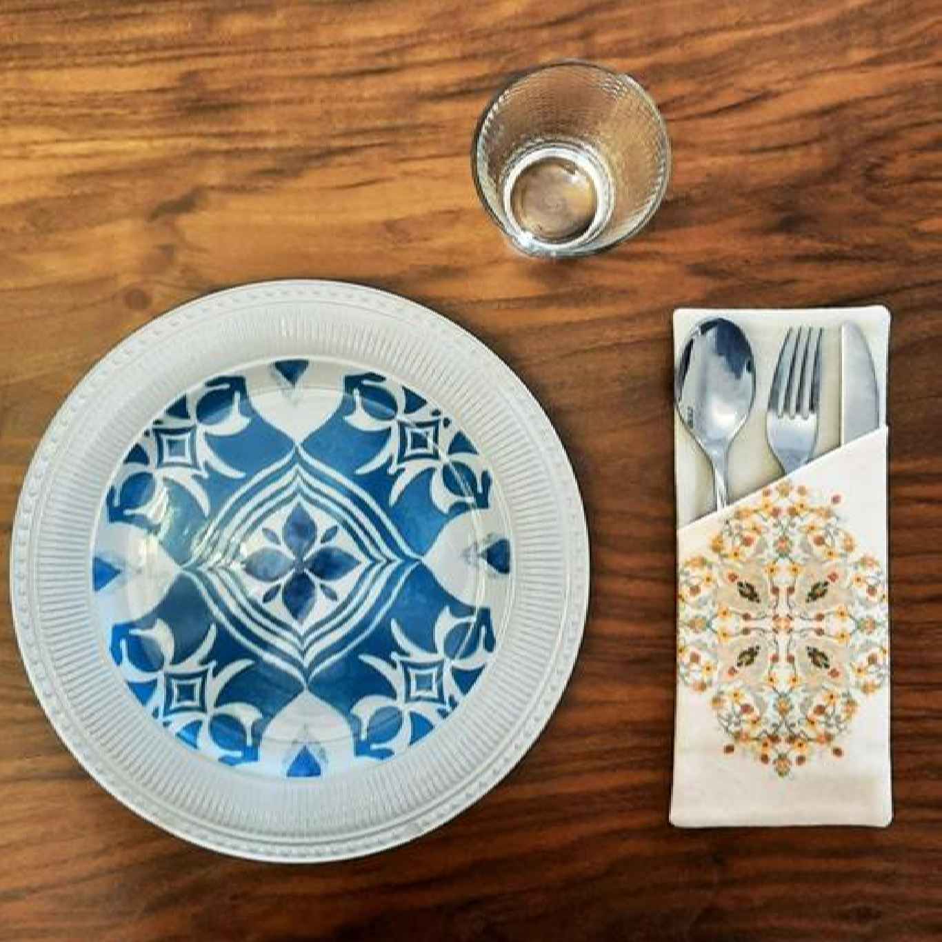 حقيبة أدوات المائدة من المخمل – تنسيق طاولة شيك بتصميم هندسي