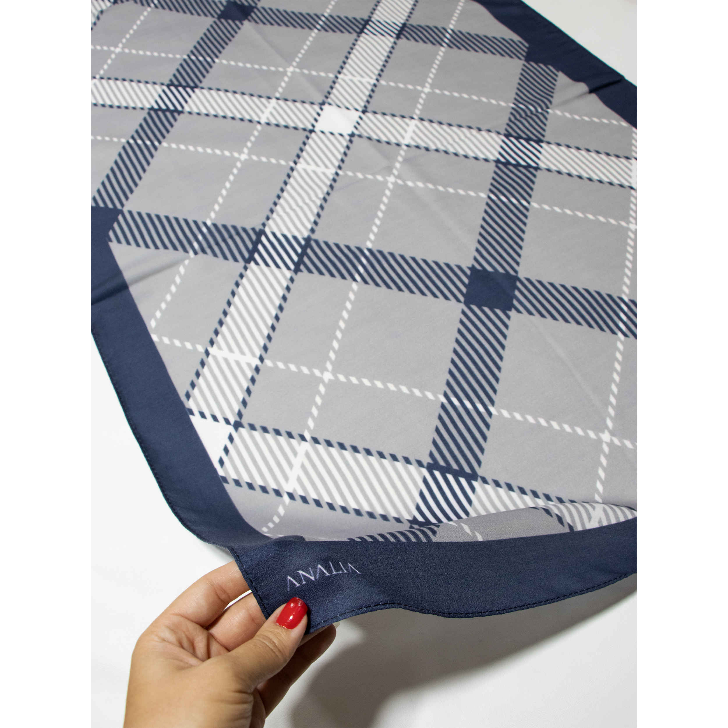 وشاح مطبوع للنساء فني وخفيف الوزن بتصميم آرغايل