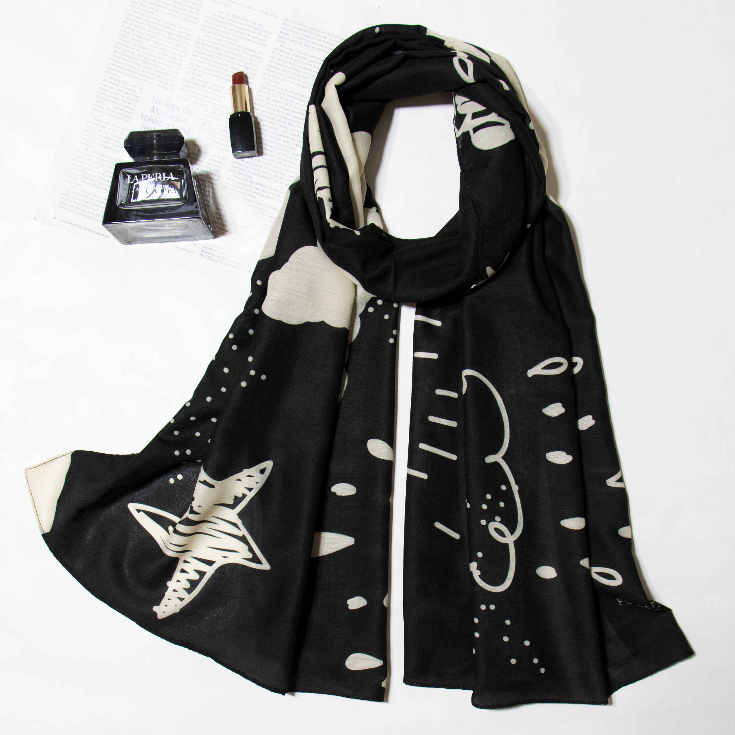 وشاح مطبوع للنساء فني وخفيف الوزن