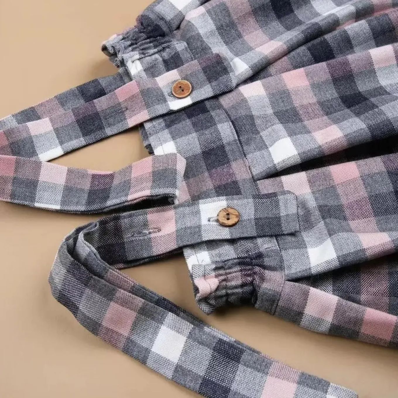 تنورة نسائية مع حمالات بتصميم مقلم