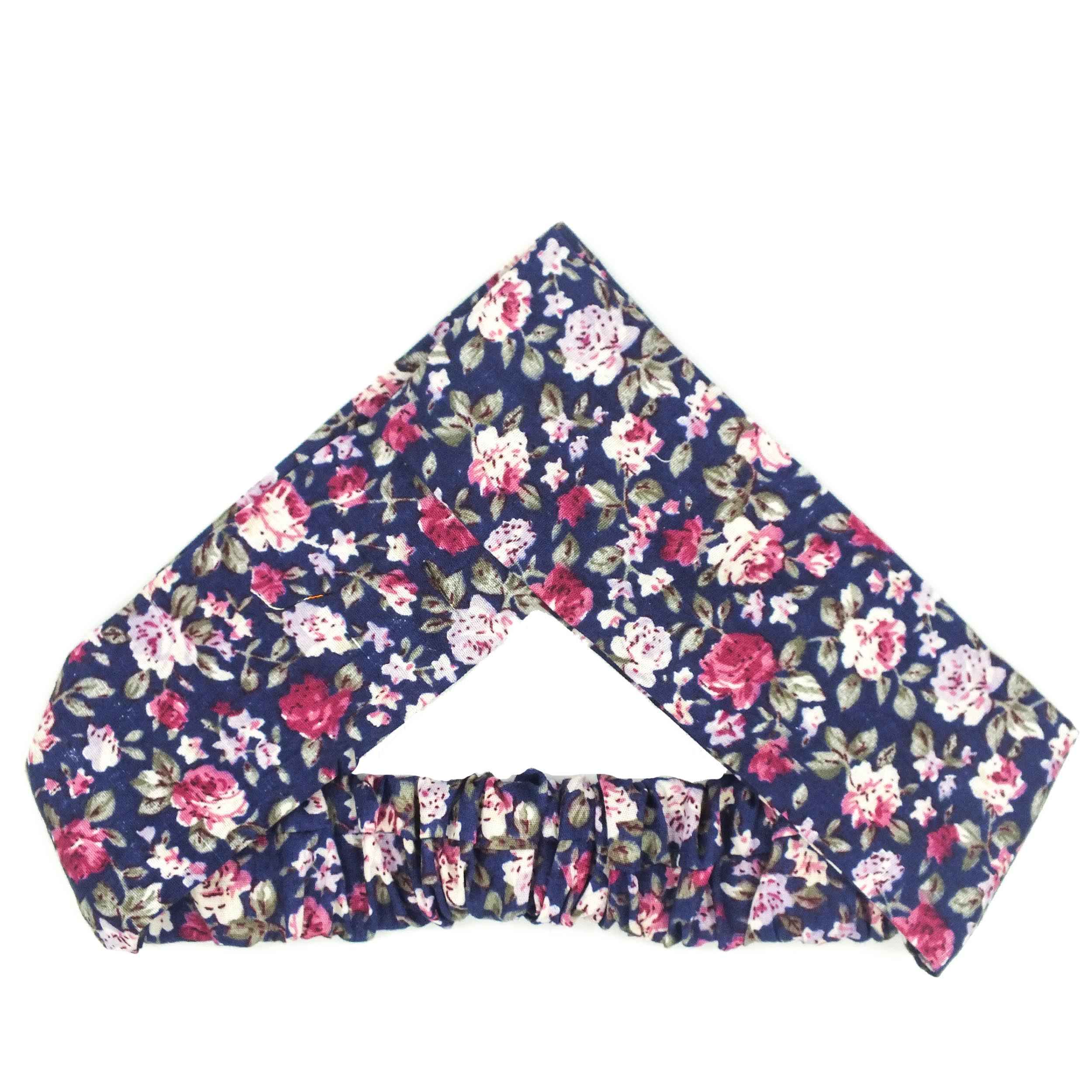 طقم شريط رأس متقاطع مزخرف بالورود باللون الأزرق الداكن مع الزهور الوردية وأقراط للنساء