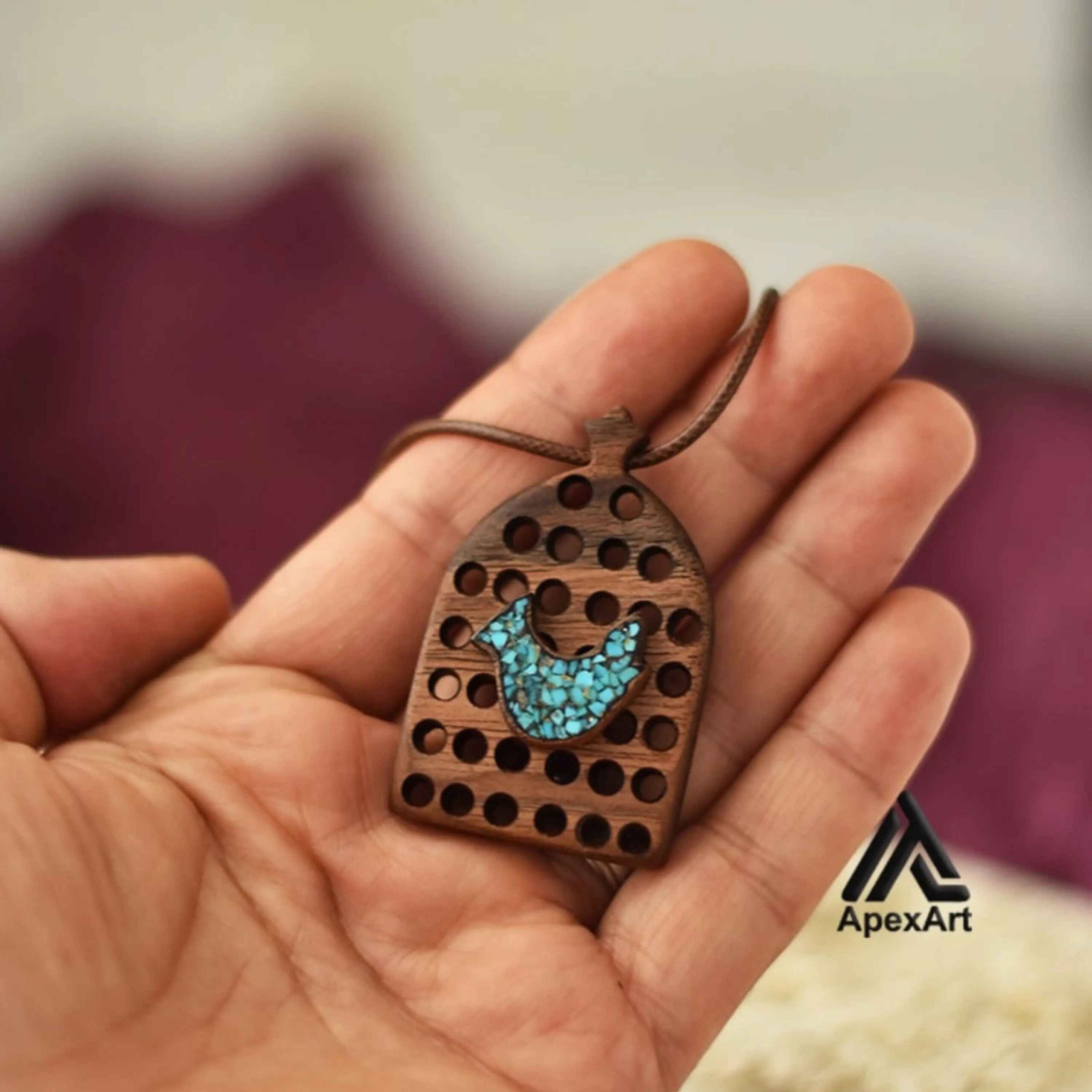 قلادة خشبية منحوتة مع حجر توركواز – يدوية الصنع وفنية – طائر أمين