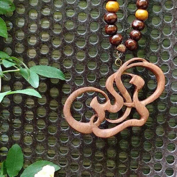 قلادة خشبية منحوتة مع اسم فارسي - يدوية الصنع - نرجس