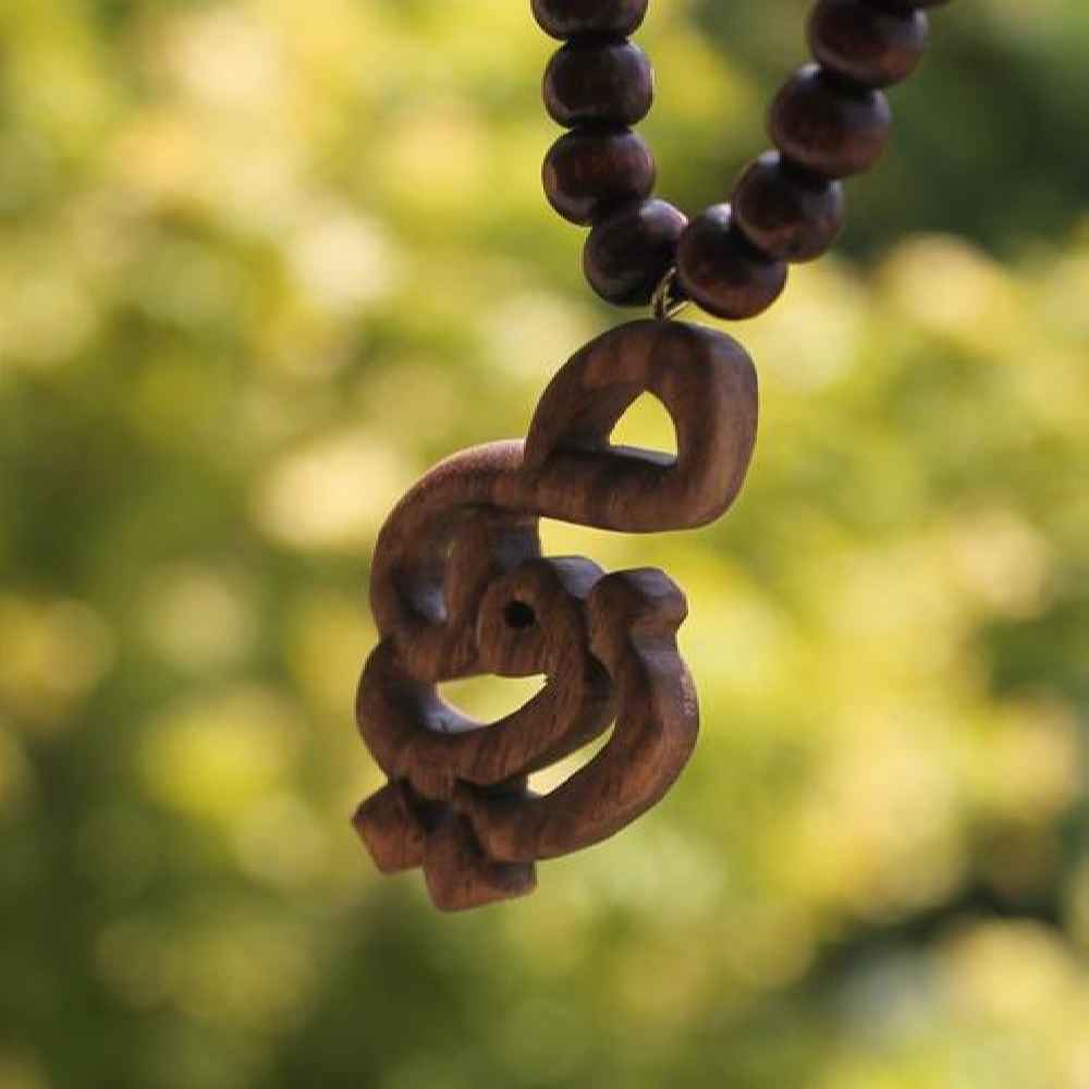 قلادة خشبية منحوتة مع اسم فارسي – يدوية الصنع – رويا