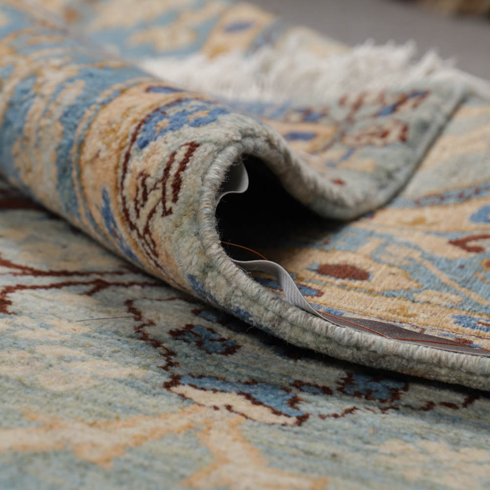 سجادة صوف إيرانية معقودة يدويًا بتصميم زهور محاطة بحدود بلون أزرق فاتح – أصفهان