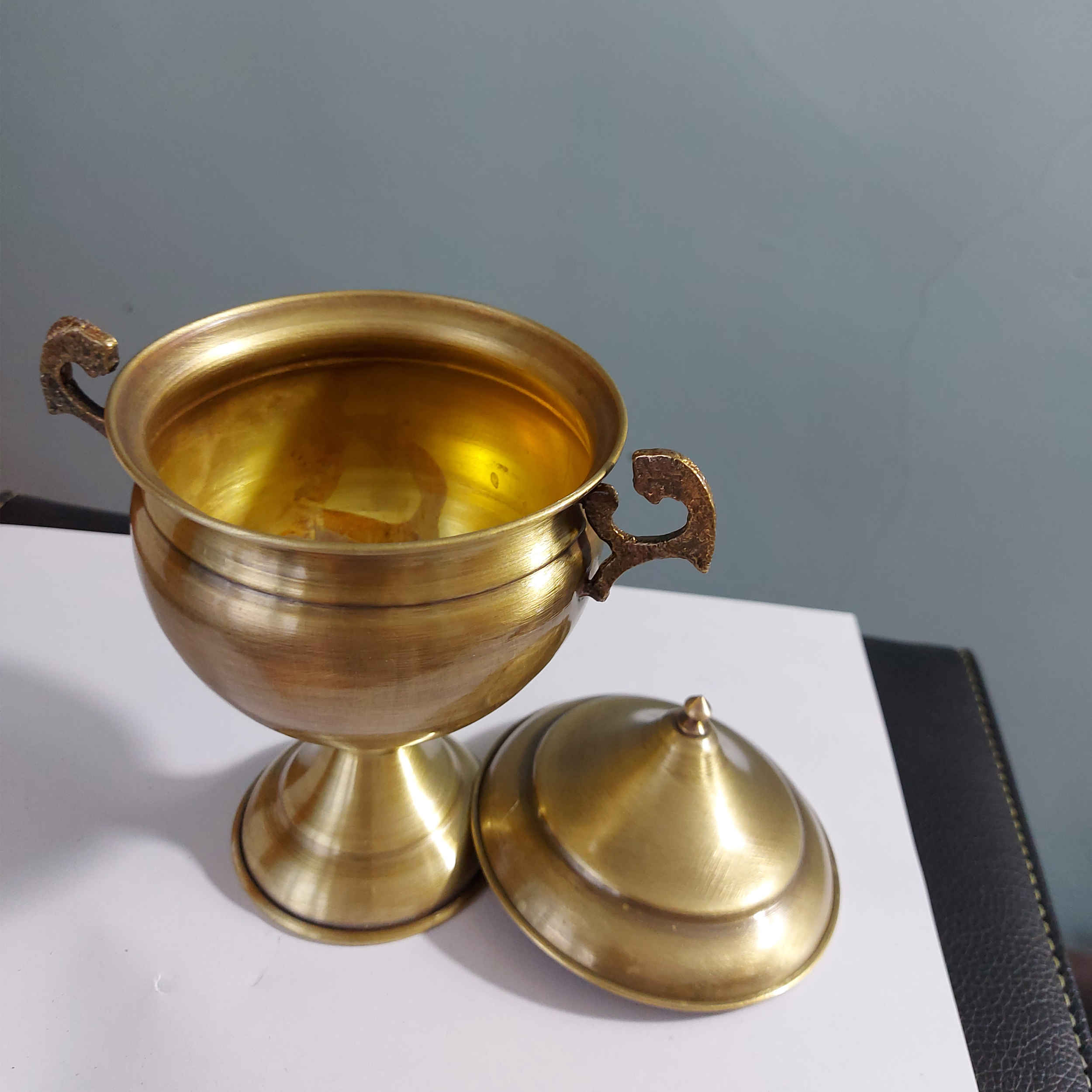 وعاء سكر نحاسي إيراني مصنوع يدويًا مع غطاء – تقليدي مطرز