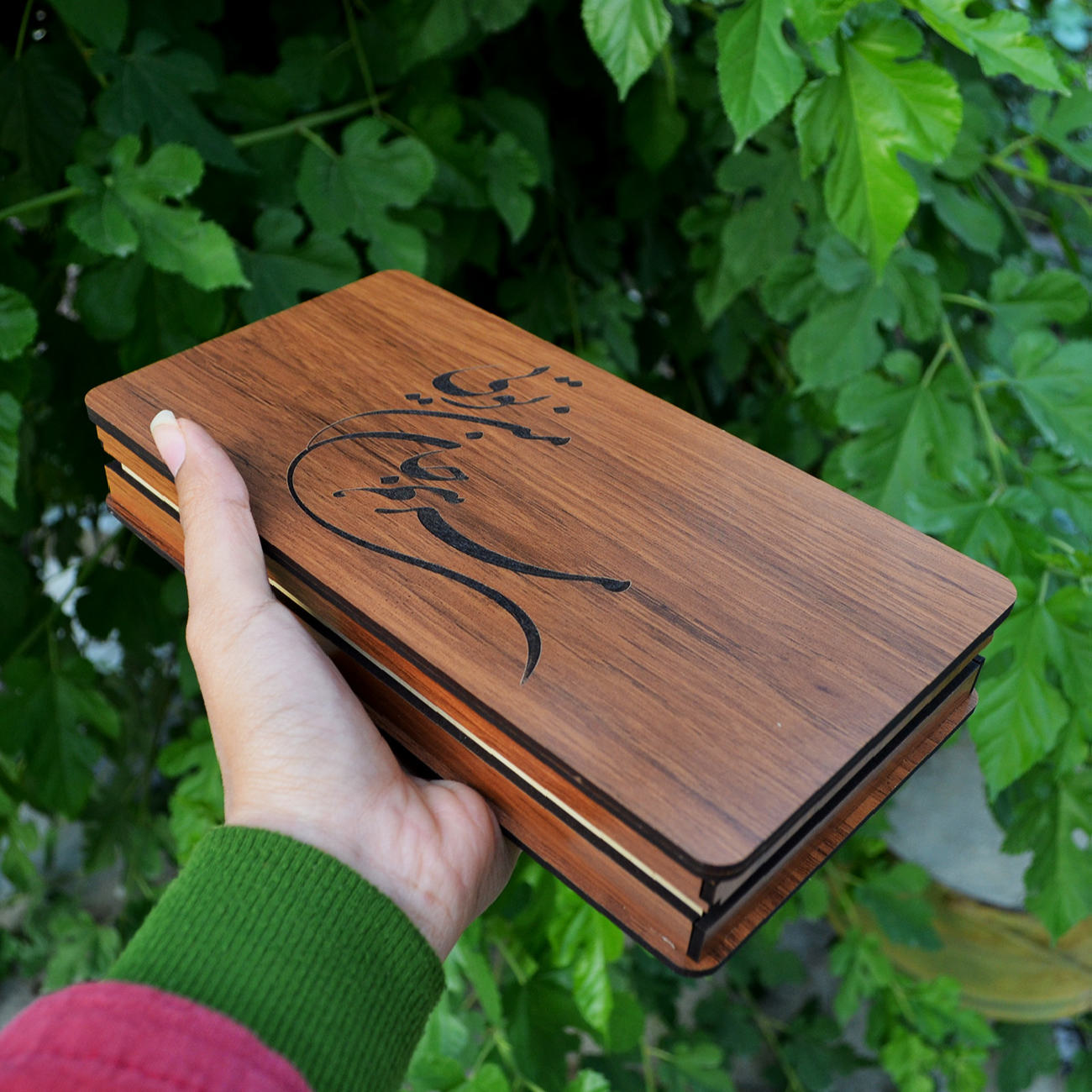 صندوق خشبي لهدايا مع نمط الخط الإيراني