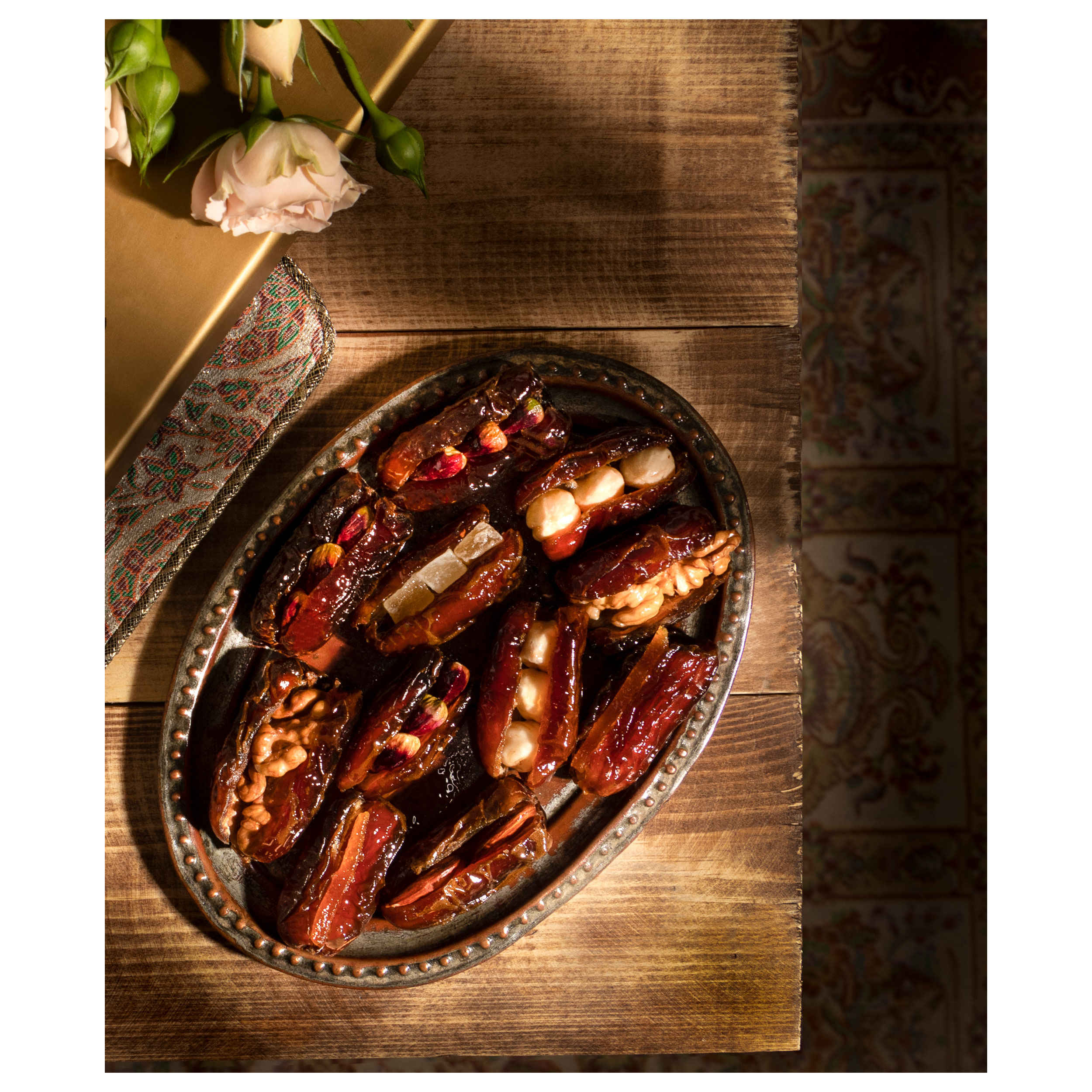 تمر إيراني مجفف من نوع بياروم محشو بمكسرات متنوعة