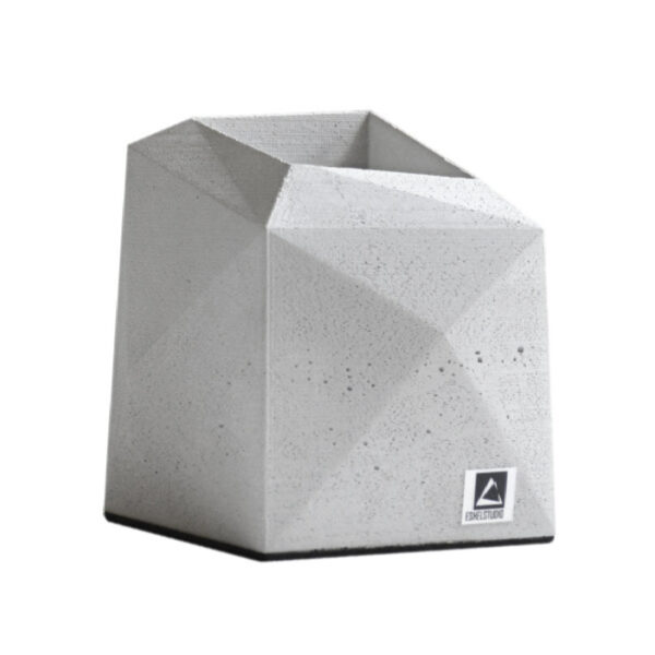 مزهرية خرسانية صغيرة مصنوعة يدويًا بتصميم هندسي باللون الرمادي
