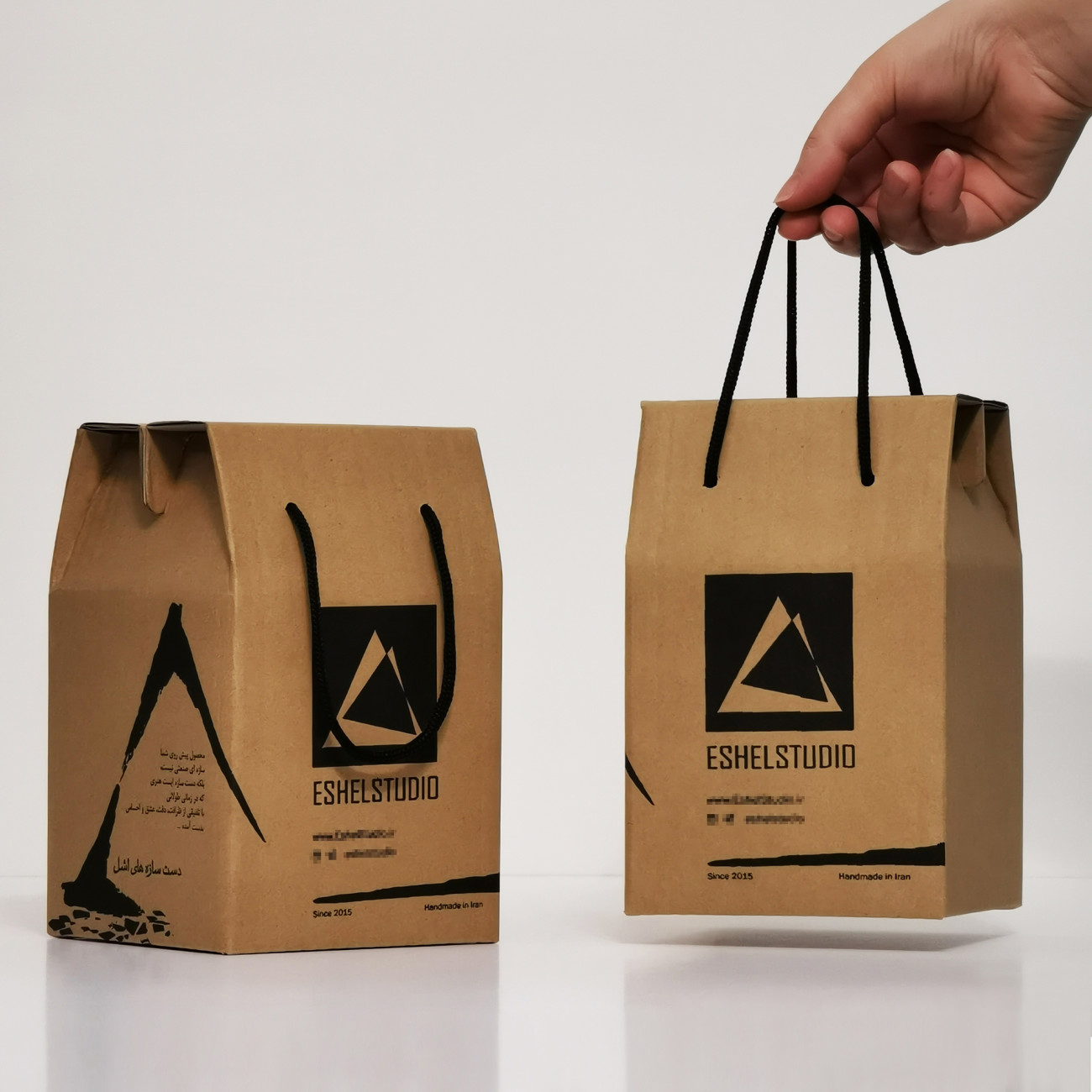 مزهرية خرسانية صغيرة مصنوعة يدويًا بتصميم هندسي باللون الرمادي