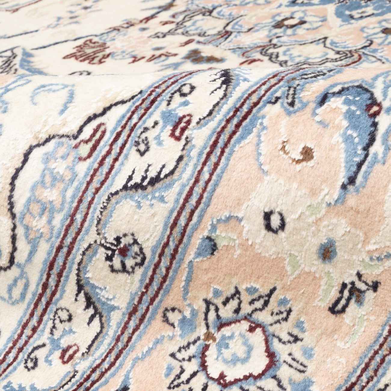 سجادة حرير إيرانية أصلية معقودة يدويًا بتصميم زهور وميدالية بلون الكريمي