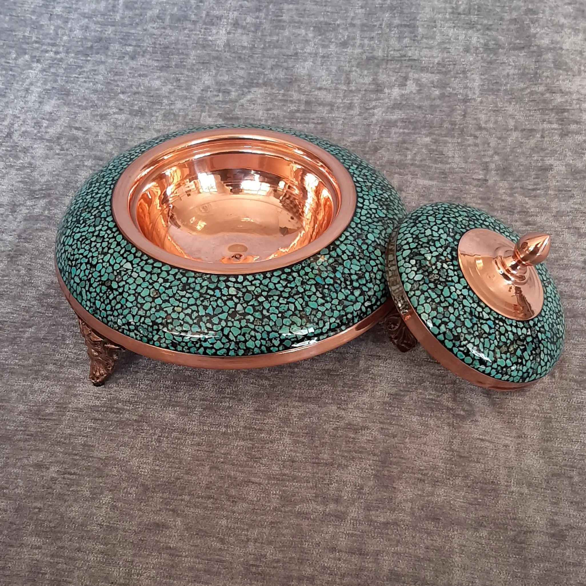 خادم كافيار إيراني مزخرف بالعقيق الفيروزي مع قاعدة أنيقة