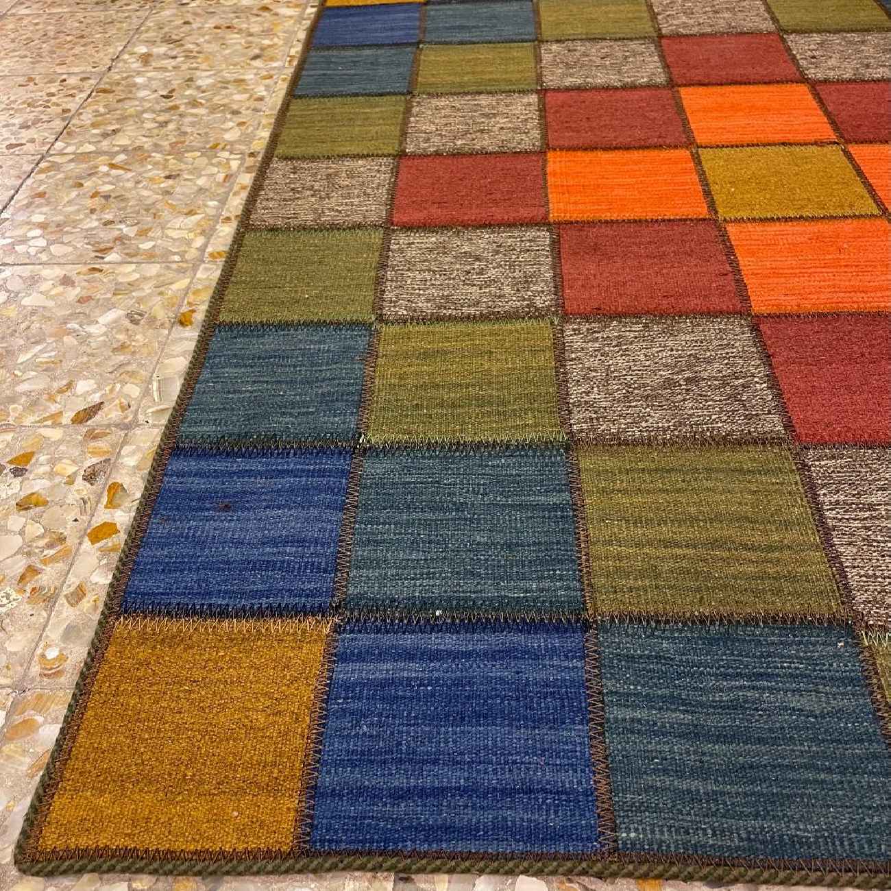 سجاد كليم إيراني من الصوف منسوج يدويًا بمربعات حمراء