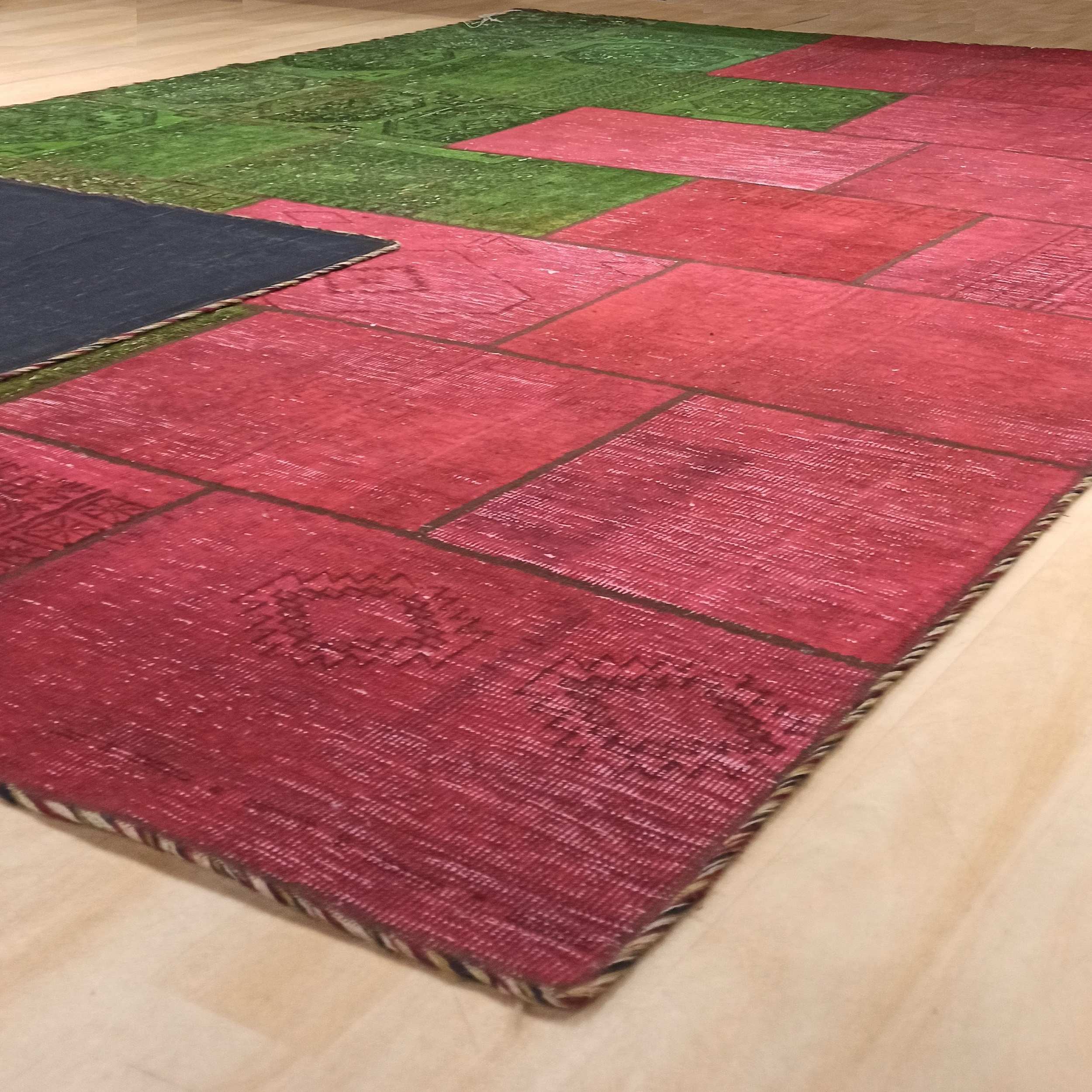 سجادة مرقعة إيرانية قديمة محبوكة يدويًا بنمط وردي وأخضر