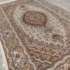 سجادة صوف إيرانية معقودة يدويًا بتصميم ريز ماهي بلون البني - تبريز
