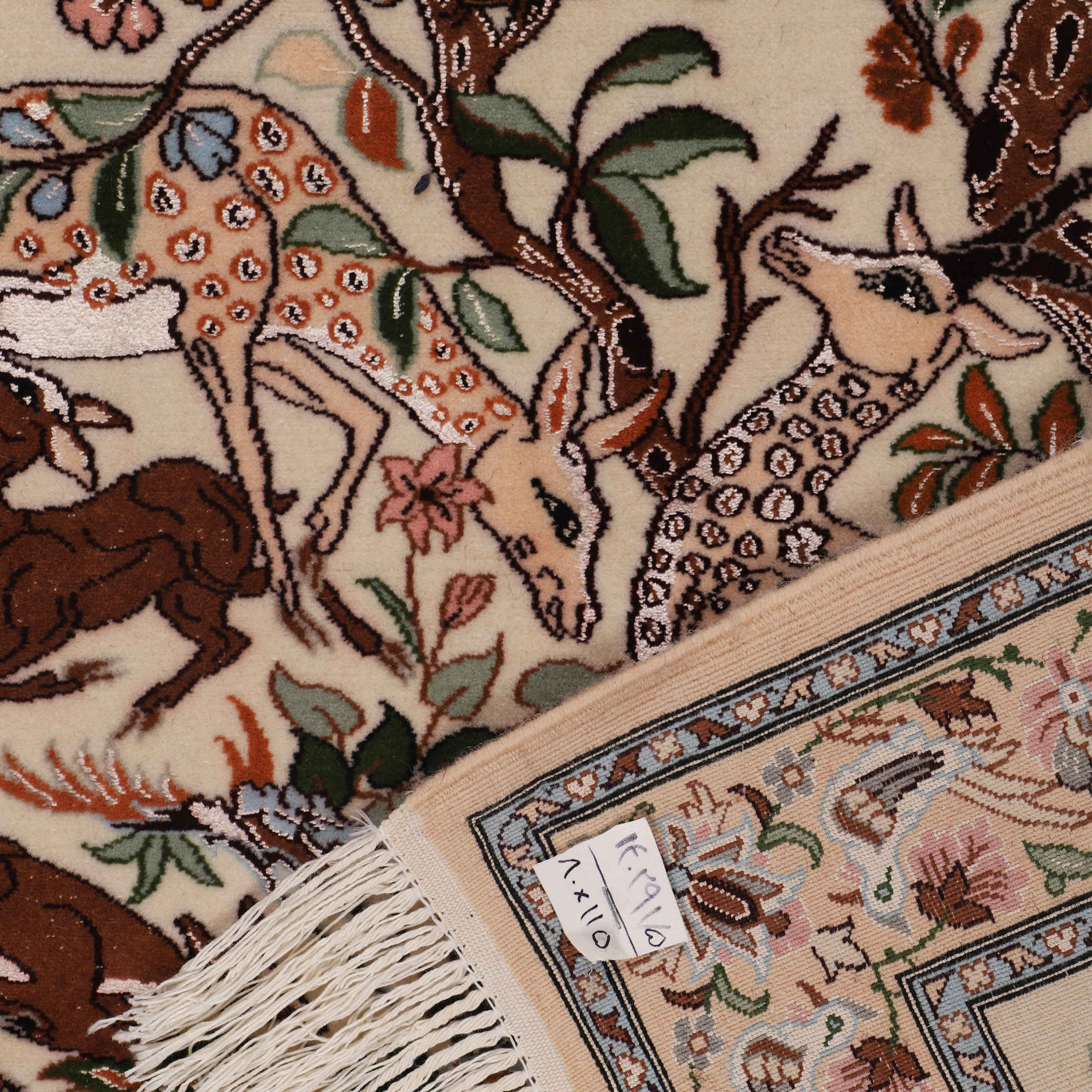 سجادة حرير إيرانية معقودة يدويًا بتصميم بري بلون الكريمي – أصفهان