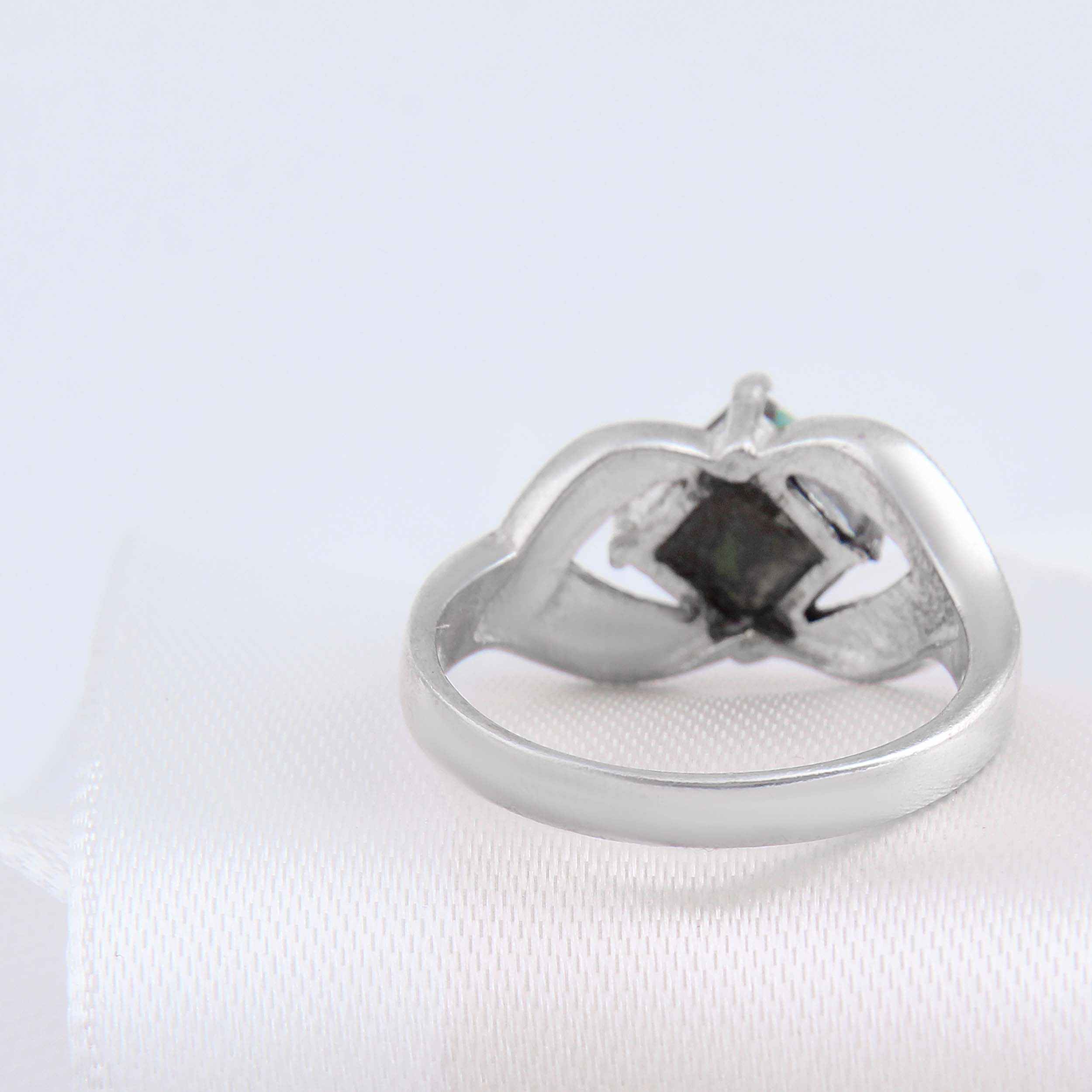 حلقة فضية يدوية مزينة بالفيروز الإيراني من نيشابور مصممة للنساء بالطلاء بالروديوم