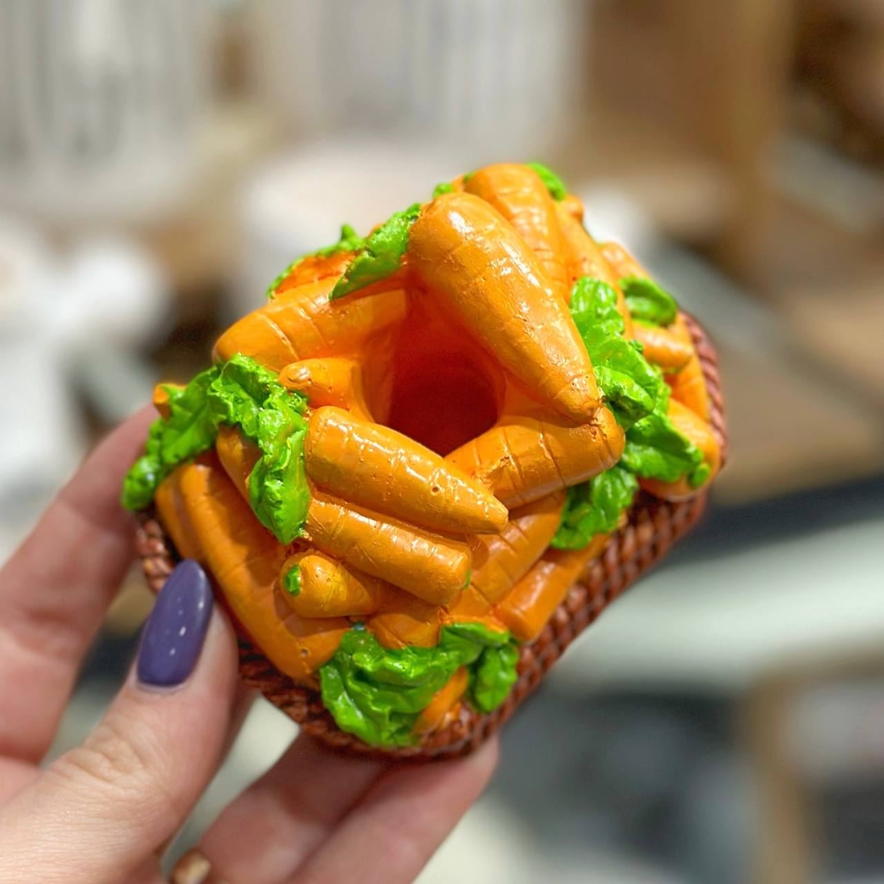 حامل أسنان على شكل جزر برتقالي في سلة