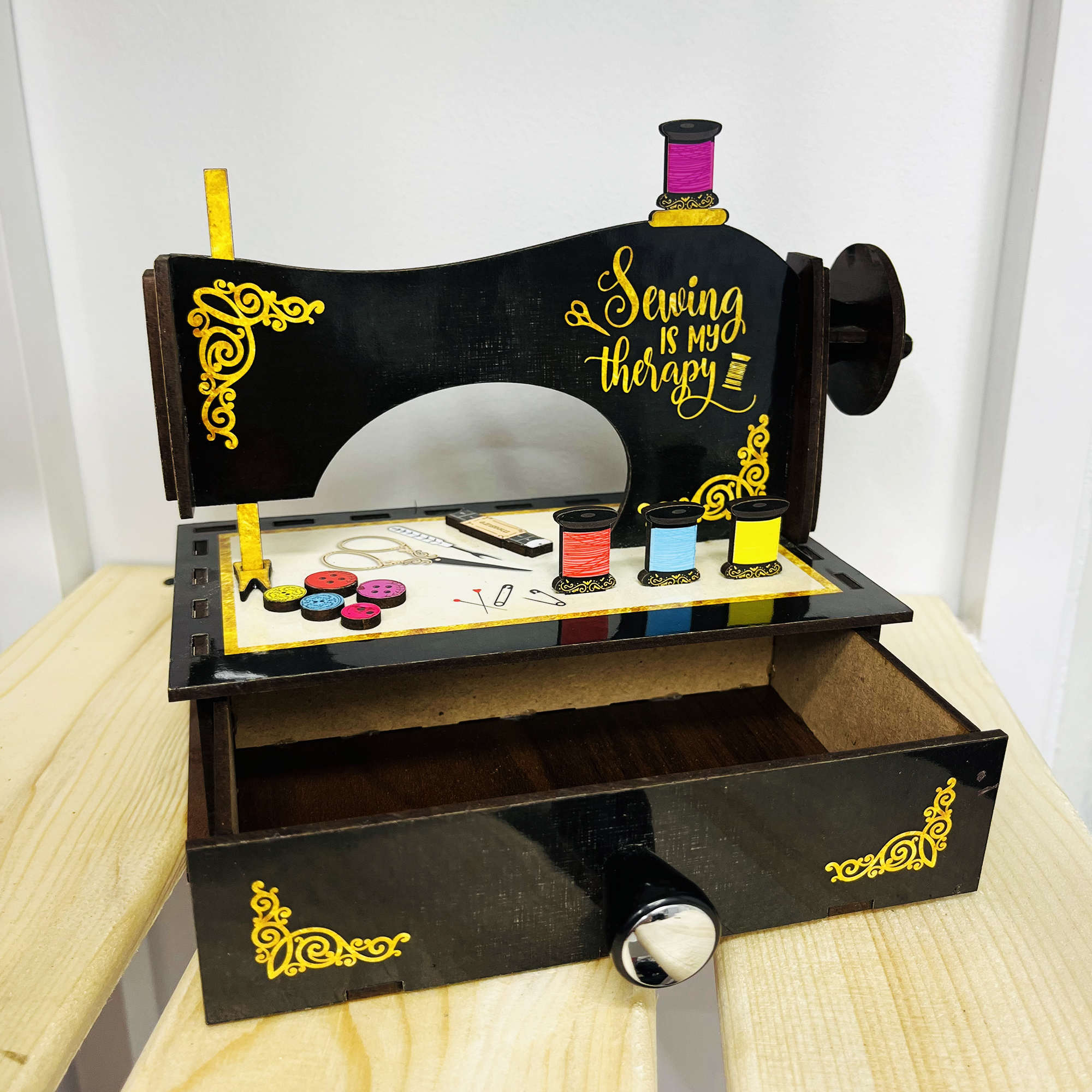 صندوق خياطة خشبي بتصميم ماكينة خياطة