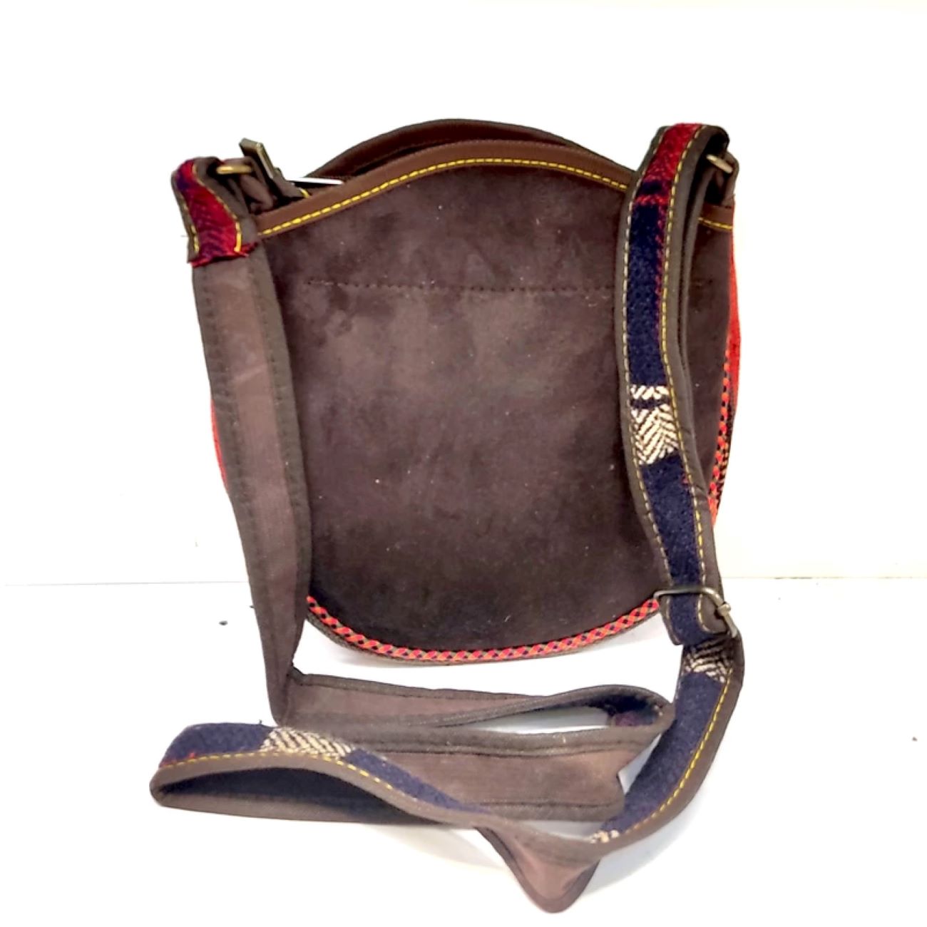 حقيبة كروس بودي كليم تقليدية مع تفاصيل مصنوعة يدوياً