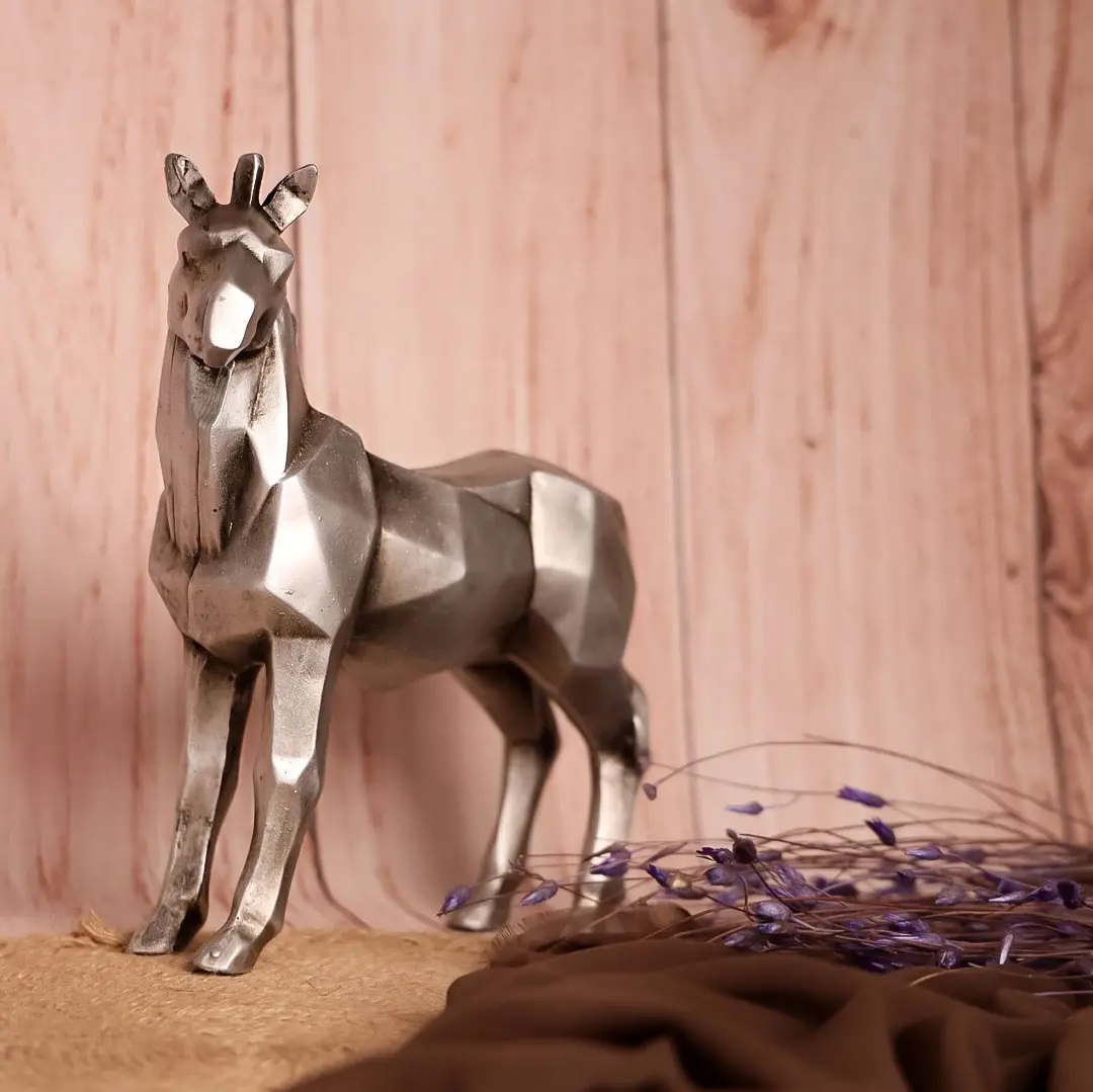 تمثال حصان فضي هندسي بالكيوبية – منحوتة حديثة