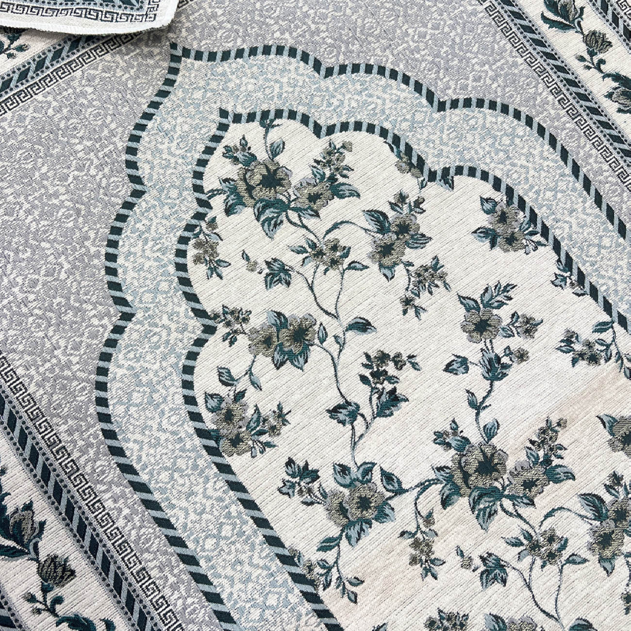 سجادة الصلاة الإسلامية المبطنة بالمخمل الساجدة بتصميم الزهور الرمادية